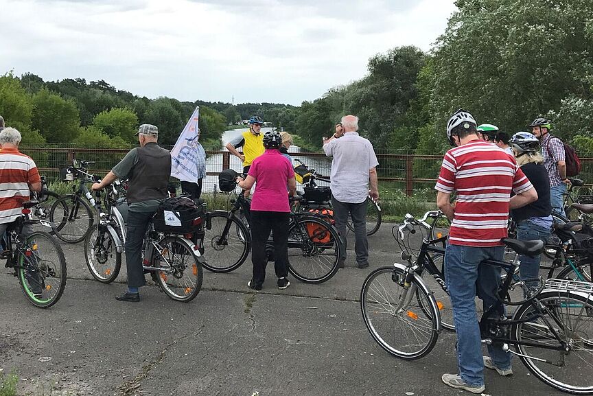 Historische Radtour - Blick von der alten Autobahnbrücke zur Wasser-GÜST Drewitz Blick von der alten Autobahnbrücke zur Wasser-GÜST Drewitz / Campingplatz Kleinmachnow