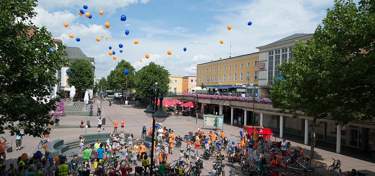 jufafe 2013 Raddemo mit Luftballons Zum Abschluss jedes jufafes gibt es eine Fahrrad-Demo.
