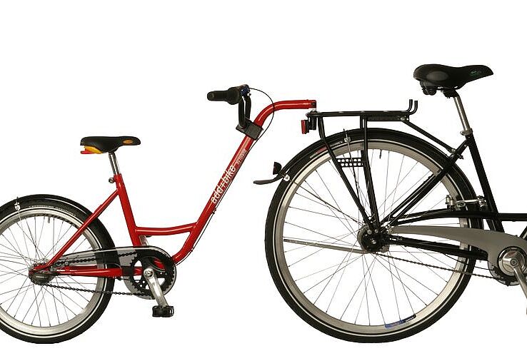 Das Nachziehrad Add+Bike vom Roland Werk hat kein eigenes Vorderrad. Freisteller eines Nachziehfahrrads für Kinder, das an ein Zugrad eines Erwachsenen angehängt werden kann, das Nachziehrad hat kein Vorderrad
