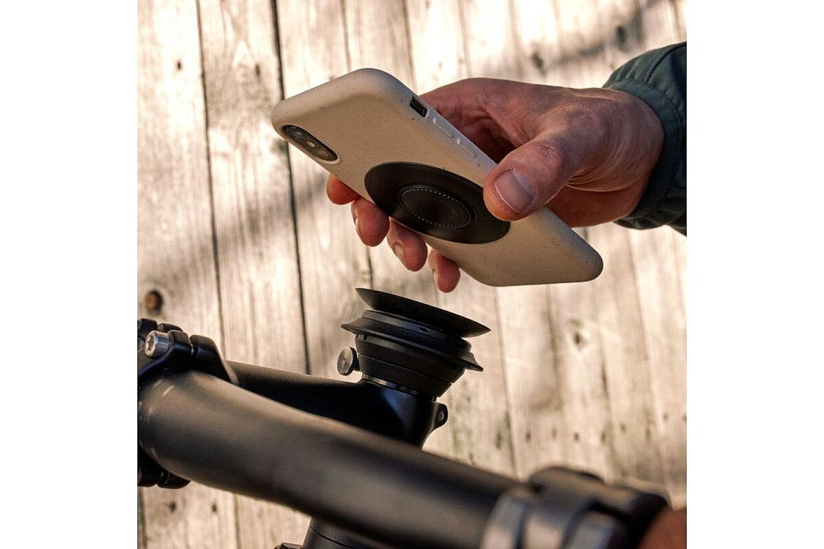 Smartphone wird auf eine Halterung an der Ahead-Kappe geführt. 