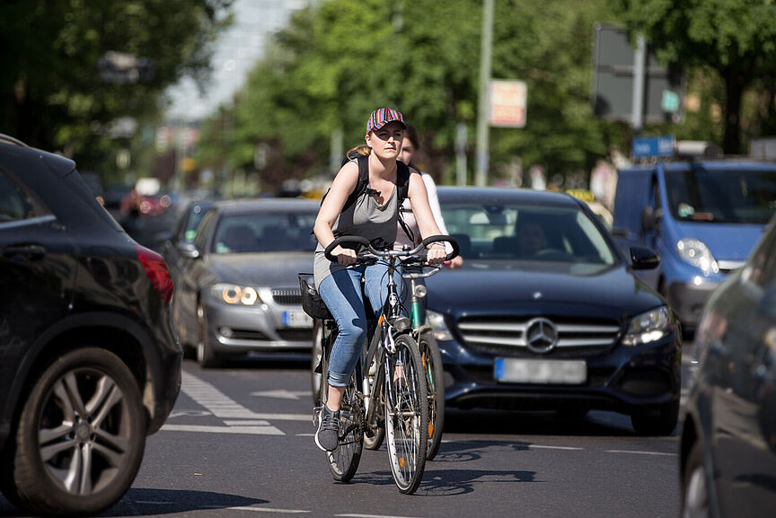 Radfahrerin im dichten Verkehr. Radfahrerin im dichten Verkehr.