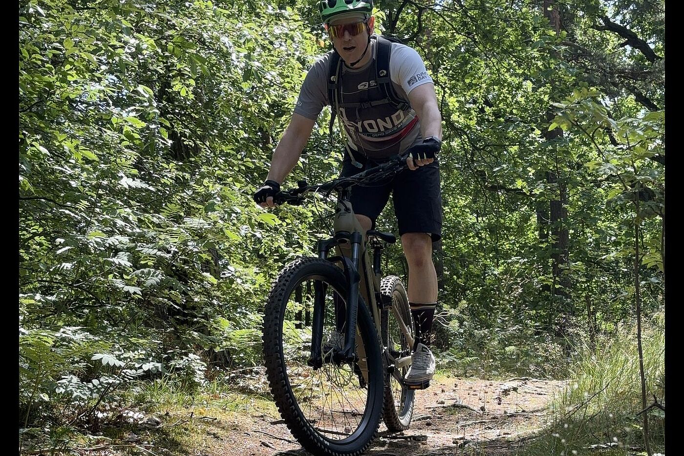 Mann auf einem Mountainbike im Wald. 