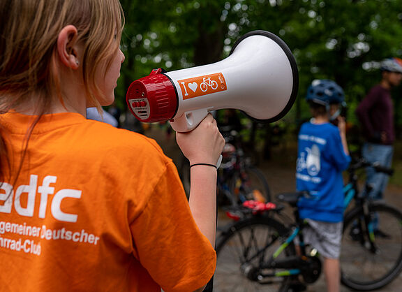 Kind mit Megafon im ADFC-Shirt